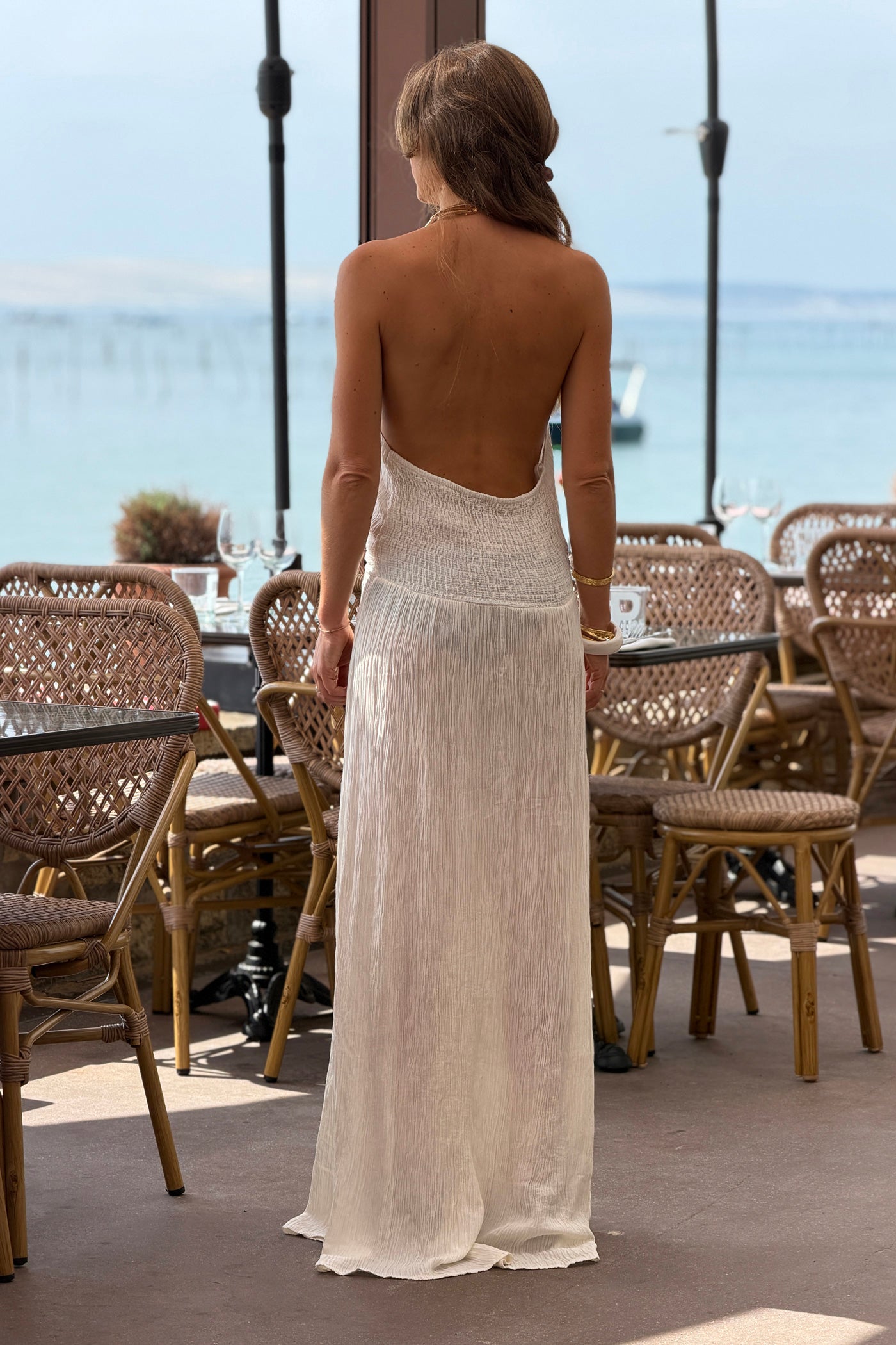 Robe longue blanc cassé fluide effet drapé irise col collier et dos nu