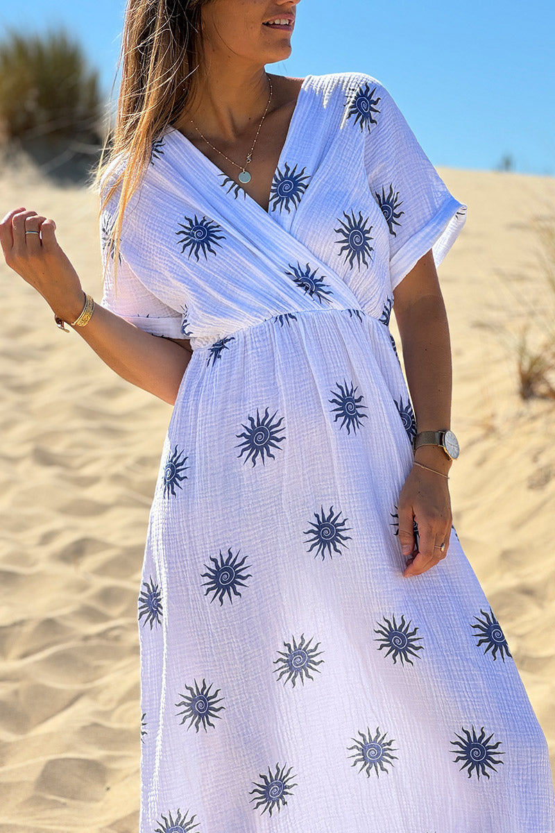 Robe longue blanche en gaze de coton motifs soleils bleu jean col v et décolleté dos