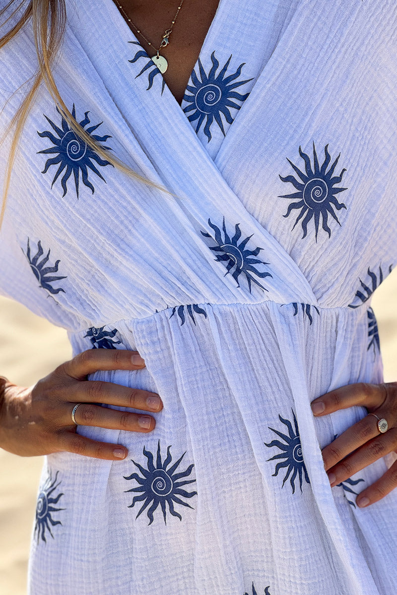 Robe longue blanche en gaze de coton motifs soleils bleu jean col v et décolleté dos