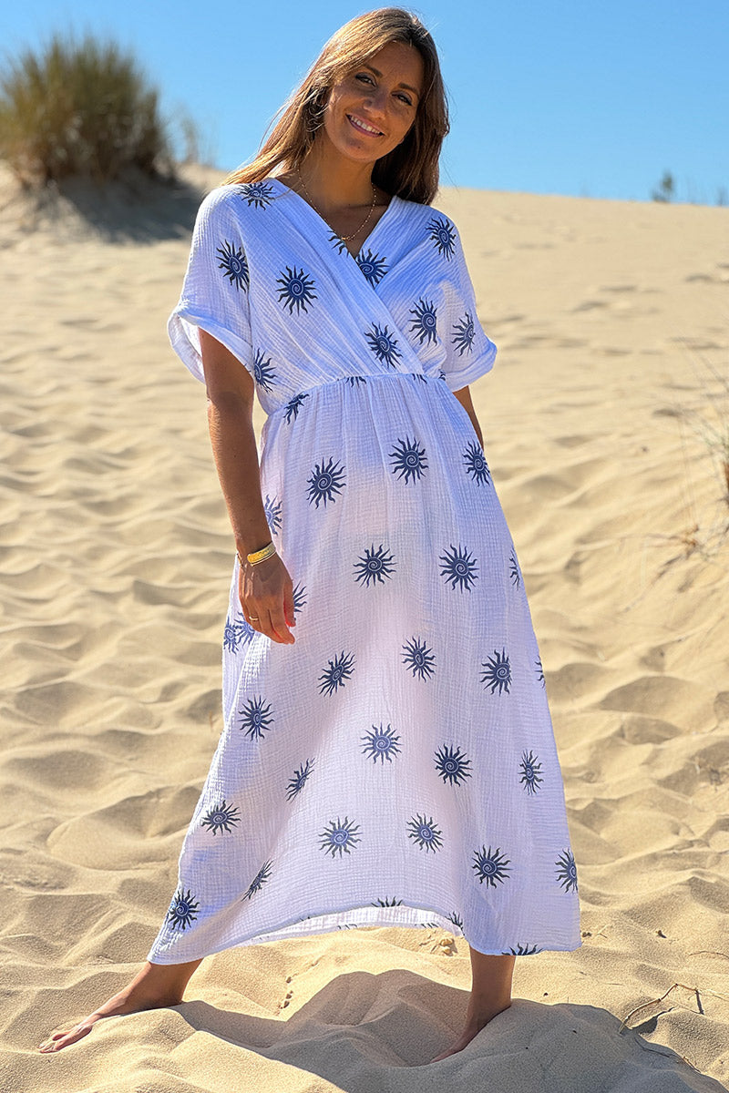 Robe longue blanche en gaze de coton motifs soleils bleu jean col v et décolleté dos