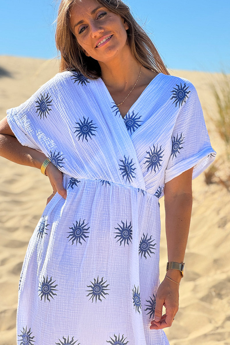 Robe longue blanche en gaze de coton motifs soleils bleu jean col v et décolleté dos