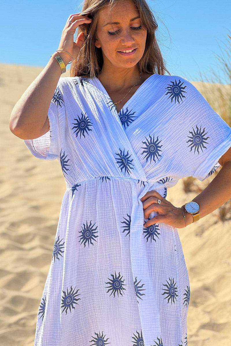 Robe longue blanche en gaze de coton motifs soleils bleu jean col v et décolleté dos