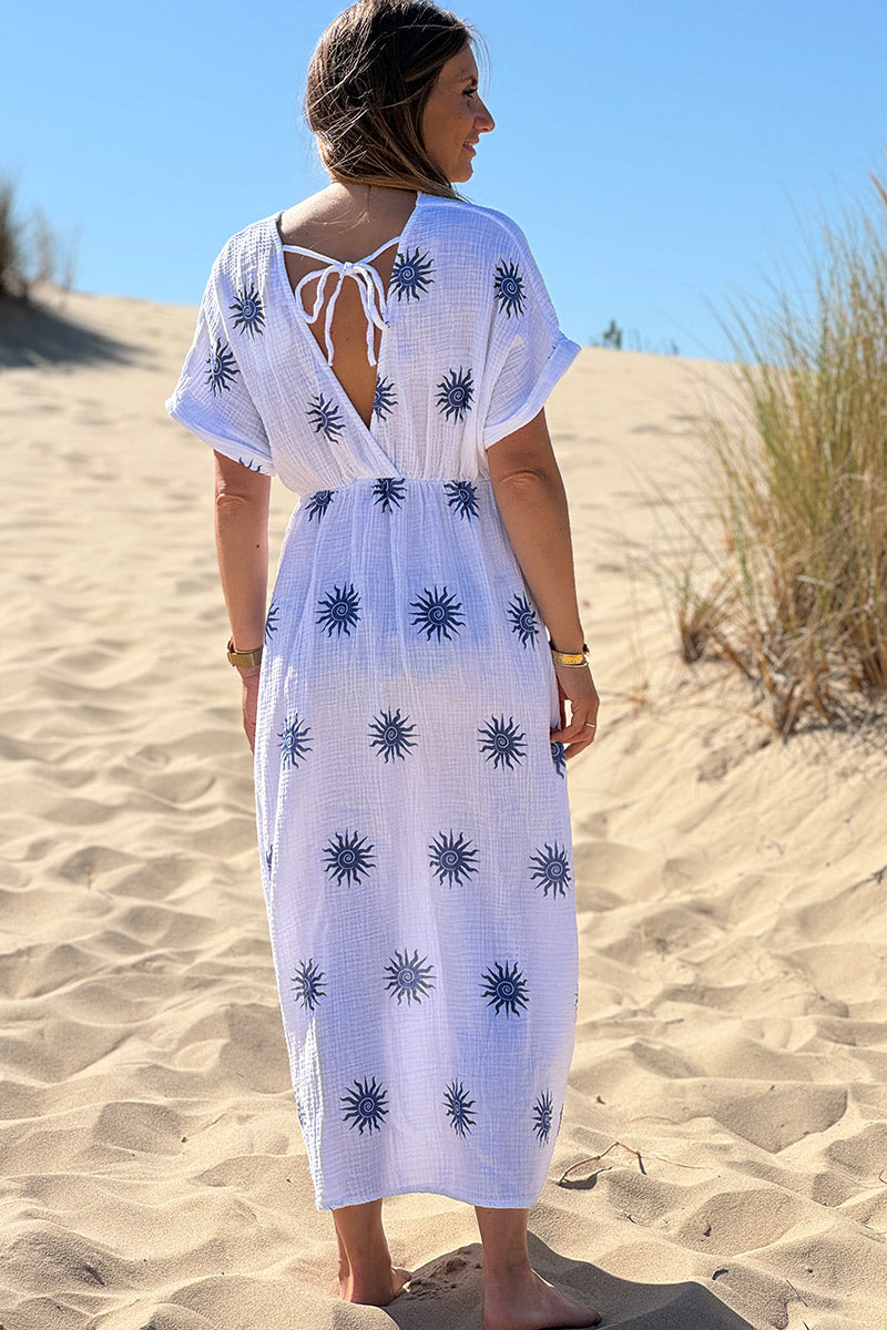 Robe longue blanche en gaze de coton motifs soleils bleu jean col v et décolleté dos