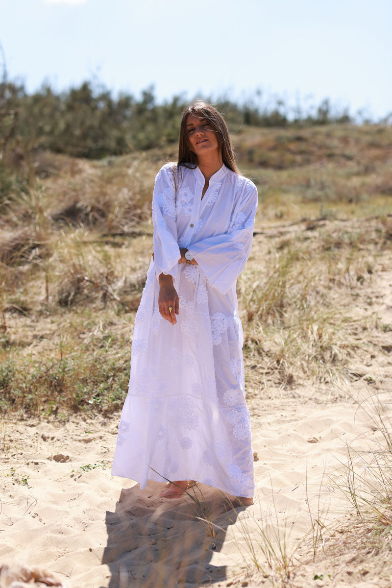 Robe longue blanche fleurs en relief texturées manches 3/4 évasées col boutons