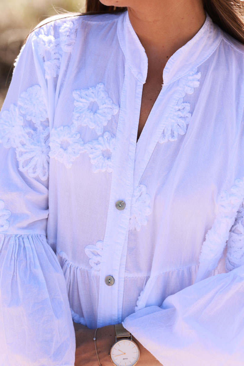 Robe longue blanche fleurs en relief texturées manches 3/4 évasées col boutons