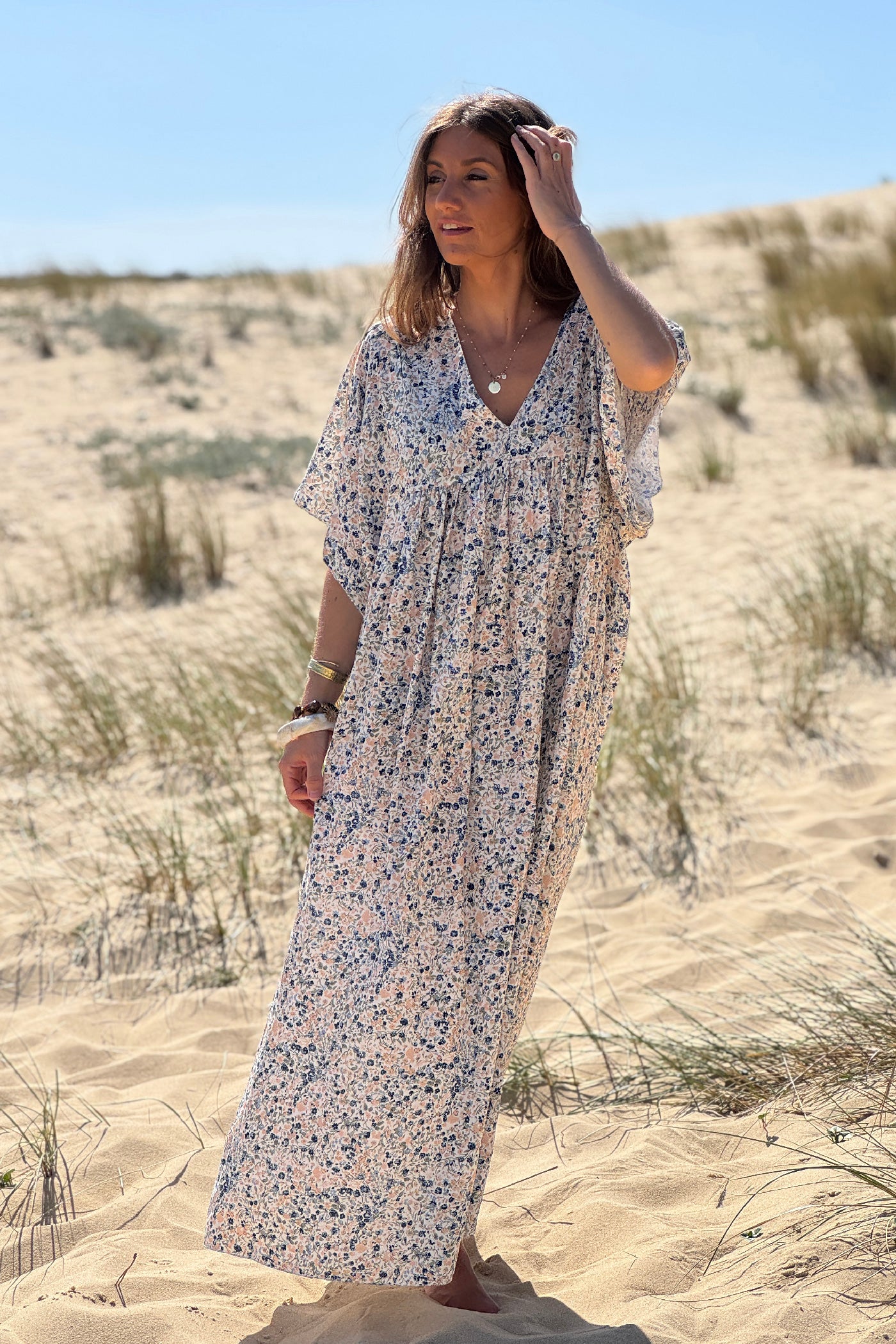 Robe longue blanche fluide col V manches courtes imprimé liberty bleu marine