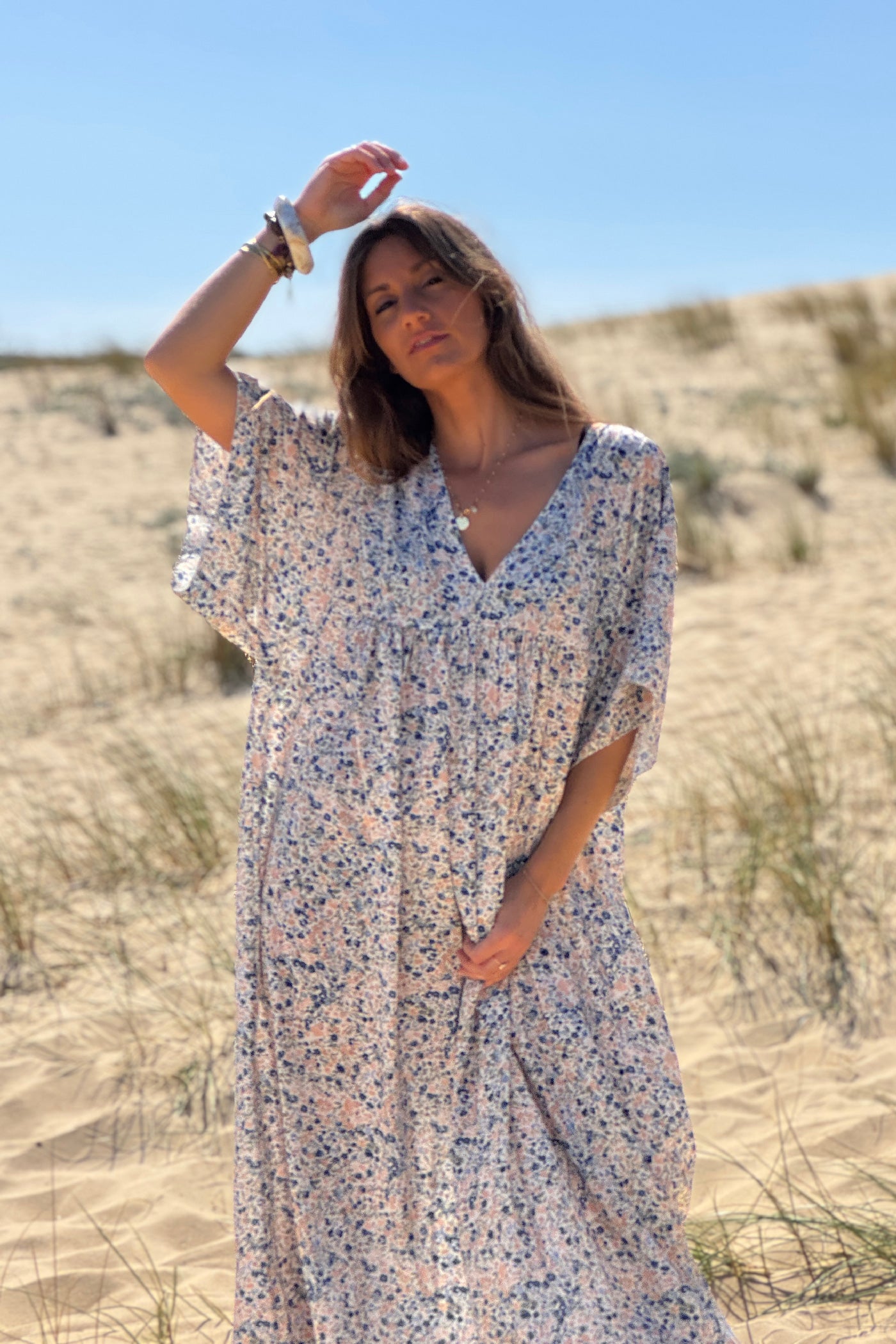 Robe longue blanche fluide col V manches courtes imprimé liberty bleu marine