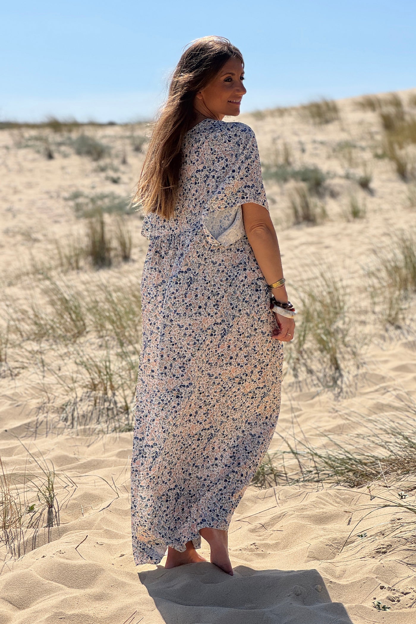 Robe longue blanche fluide col V manches courtes imprimé liberty bleu marine