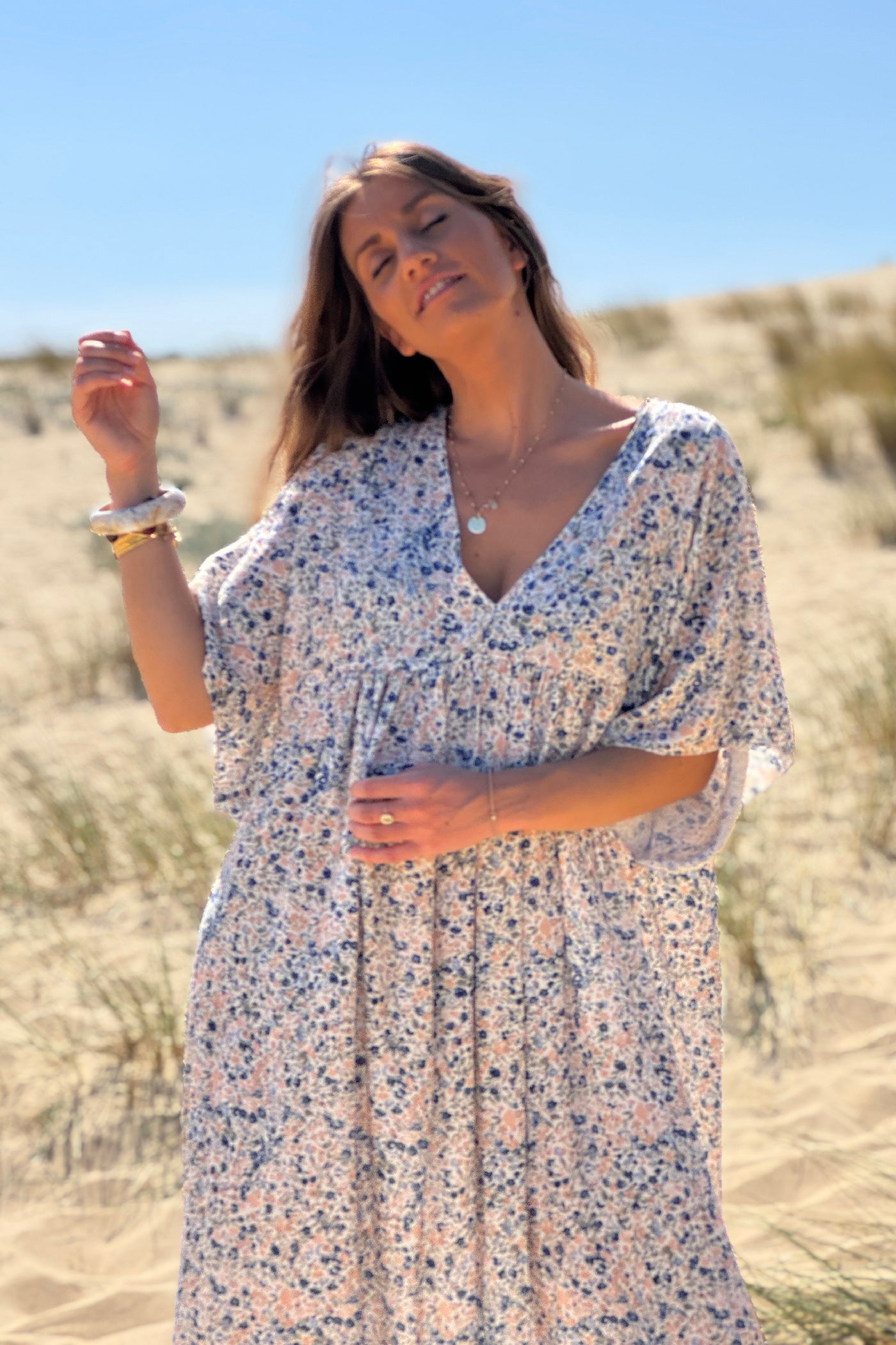 Robe longue blanche fluide col V manches courtes imprimé liberty bleu marine