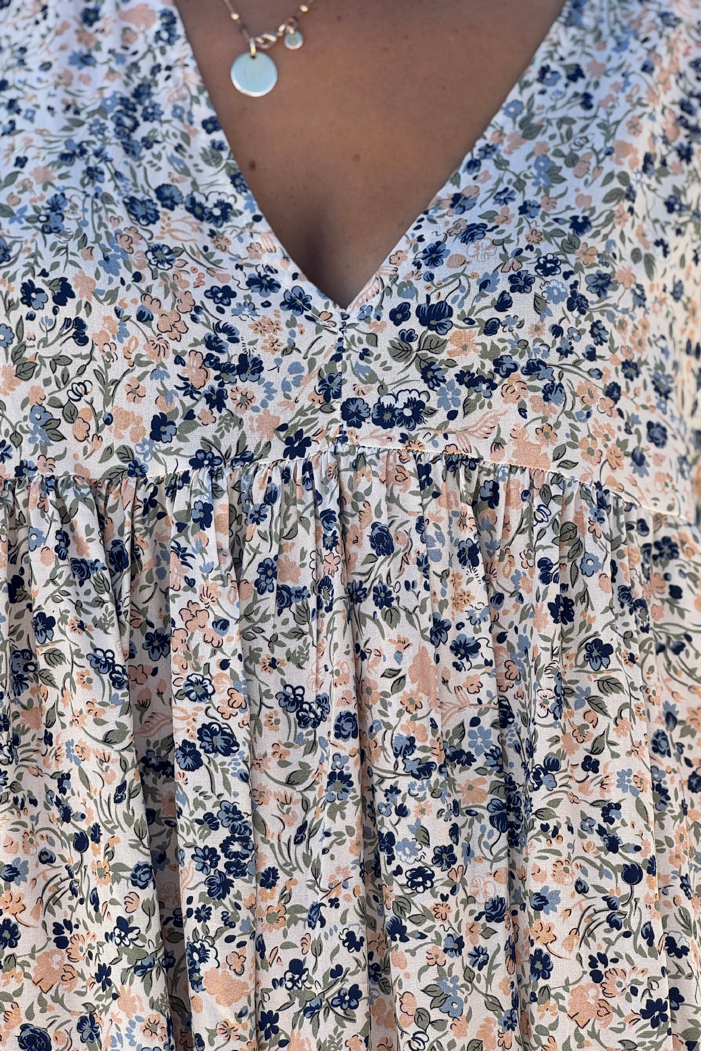 Robe longue blanche fluide col V manches courtes imprimé liberty bleu marine