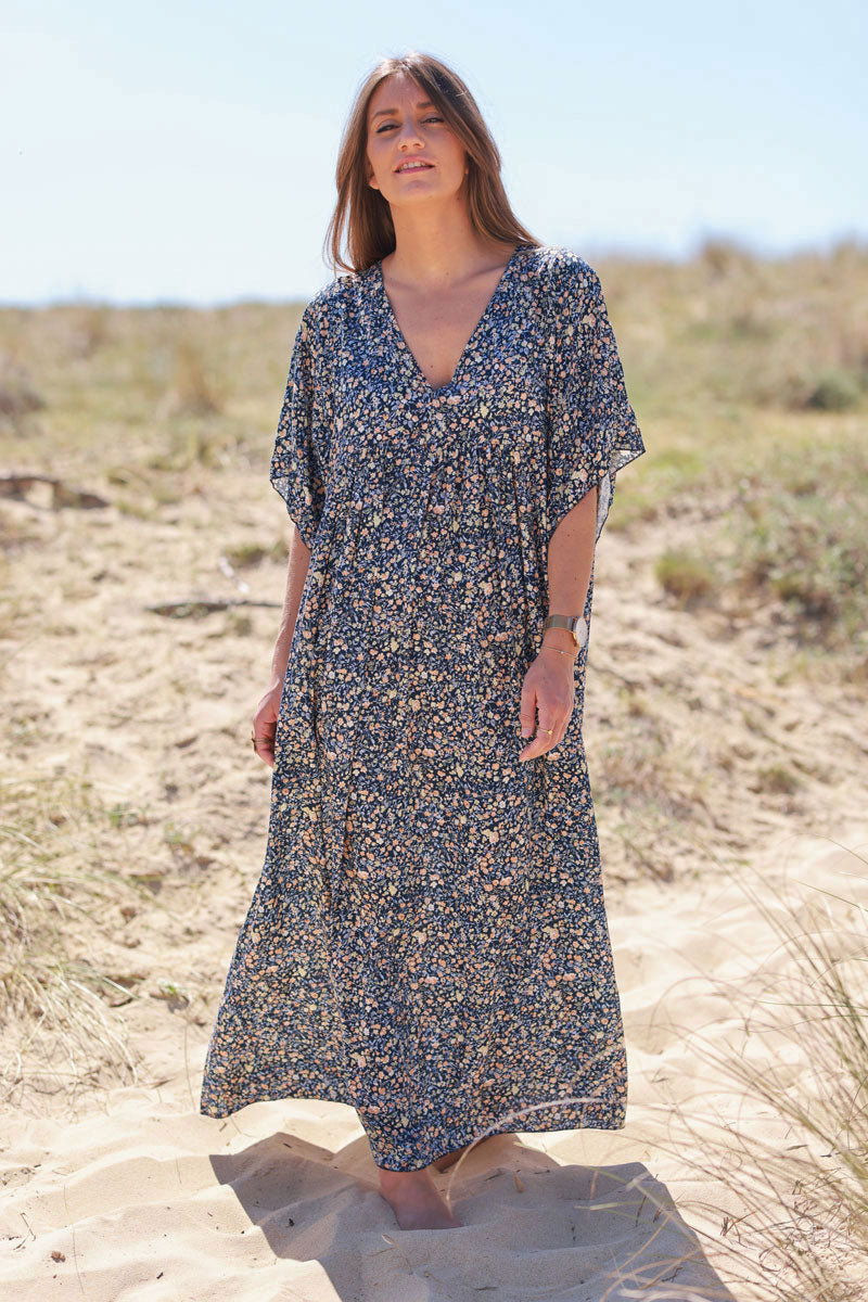 Robe longue bleu marine fluide col V manches courtes imprimé liberty