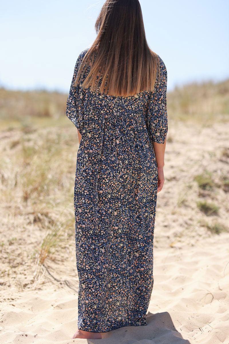Robe longue bleu marine fluide col V manches courtes imprimé liberty