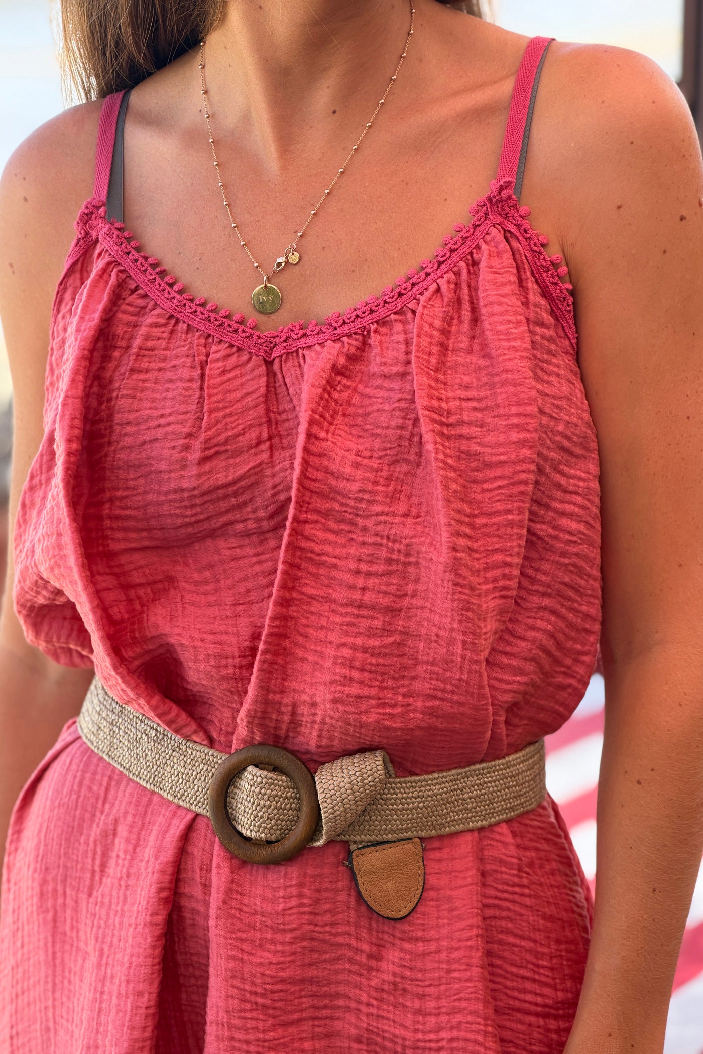 Robe longue bois de rose à bretelles détail petits pompons au col