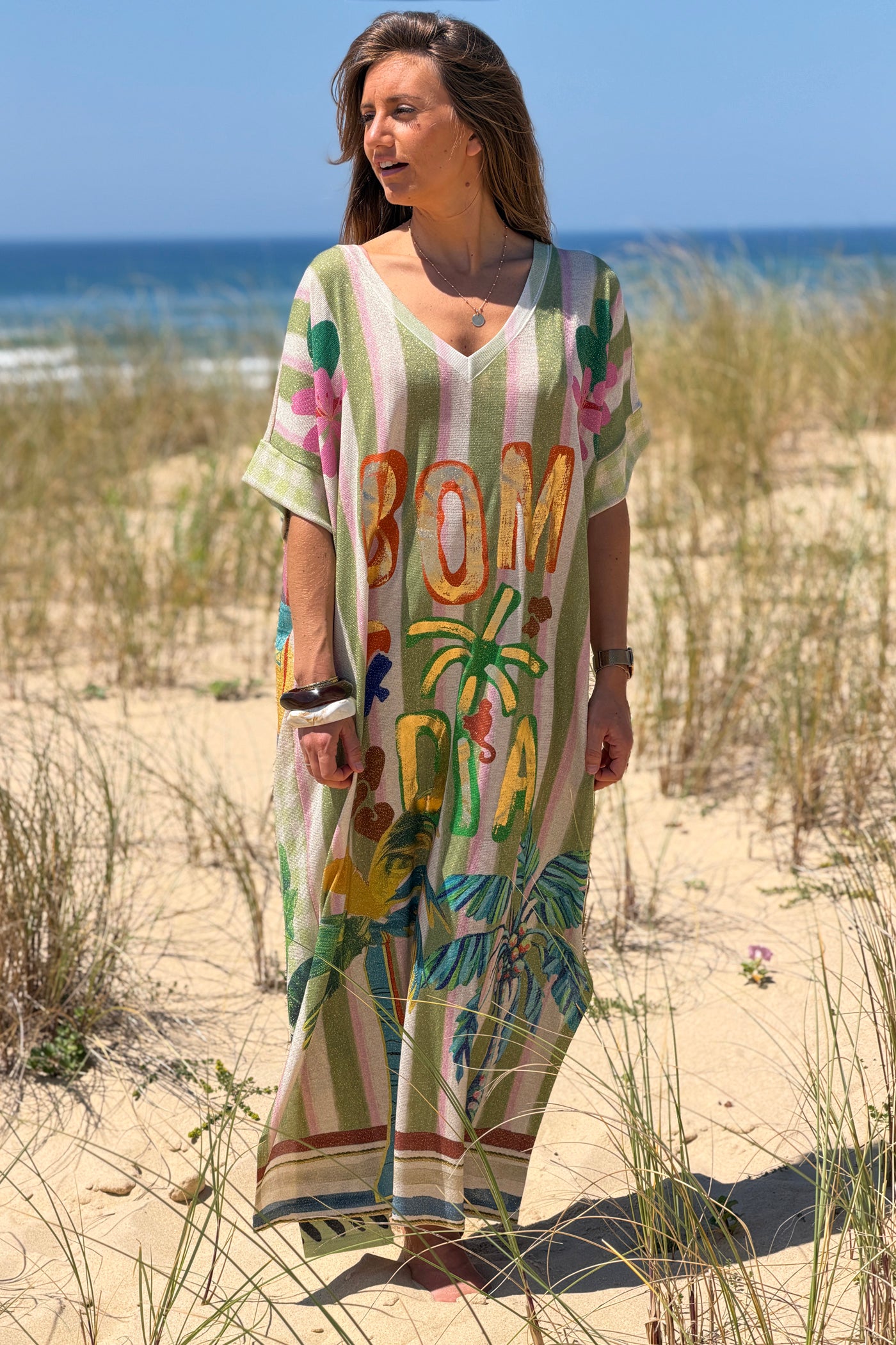 Robe longue brillante et large imprimé Bom Dia rayures vertes palmiers colorés
