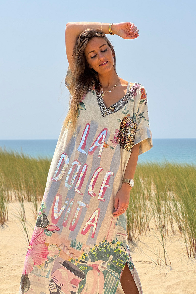 Robe longue brillante motif fleurs et la Dolce Vita rose poche et col sequins