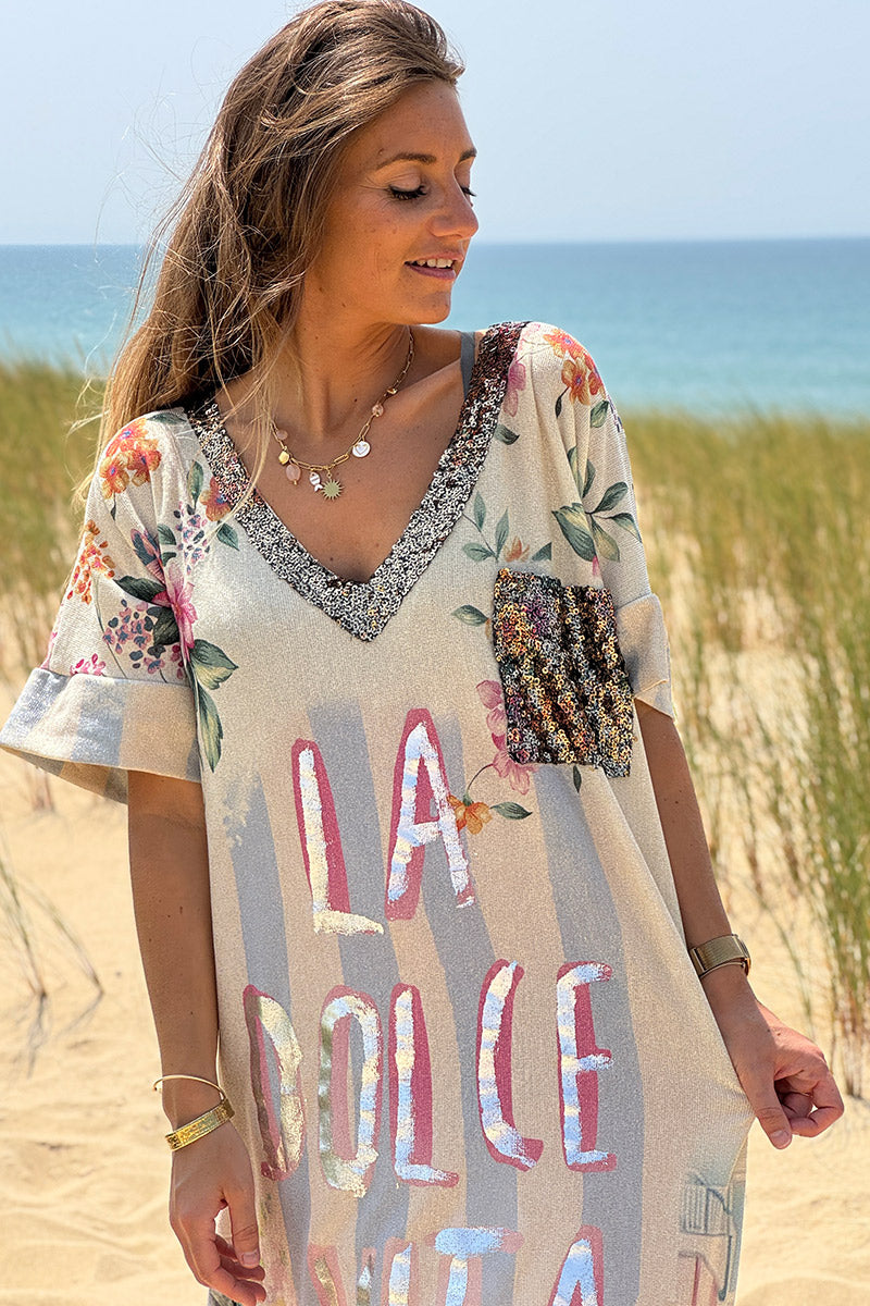 Robe longue brillante motif fleurs et la Dolce Vita rose poche et col sequins