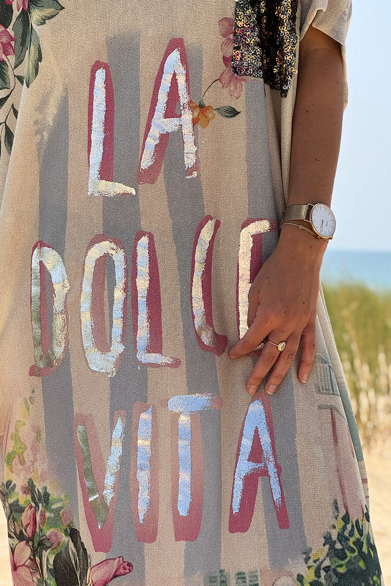Robe longue brillante motif fleurs et la Dolce Vita rose poche et col sequins