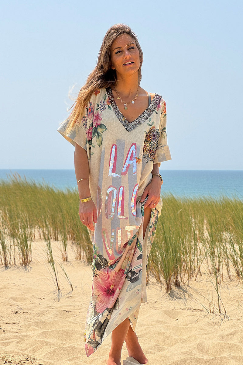 Robe longue brillante motif fleurs et la Dolce Vita rose poche et col sequins