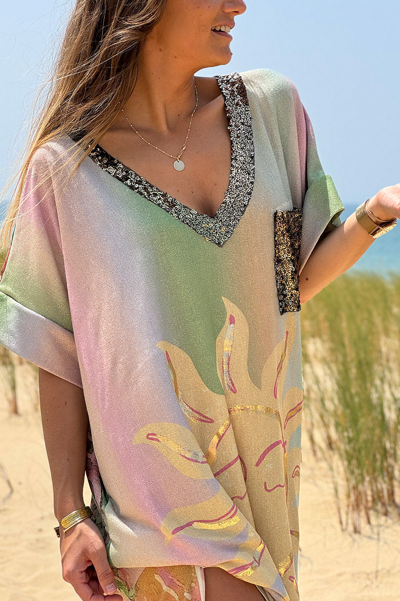 Robe longue brillante motif soleil palmiers et rayures pastel poche et col sequins