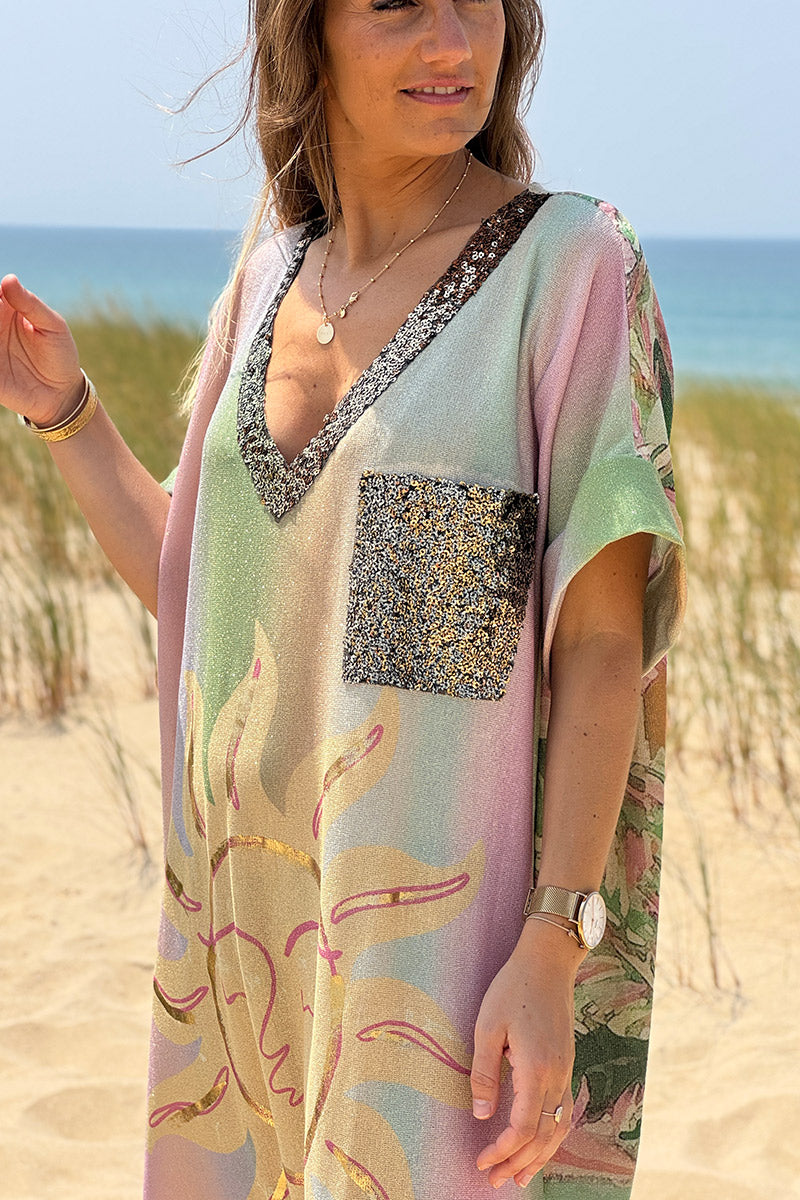 Robe longue brillante motif soleil palmiers et rayures pastel poche et col sequins