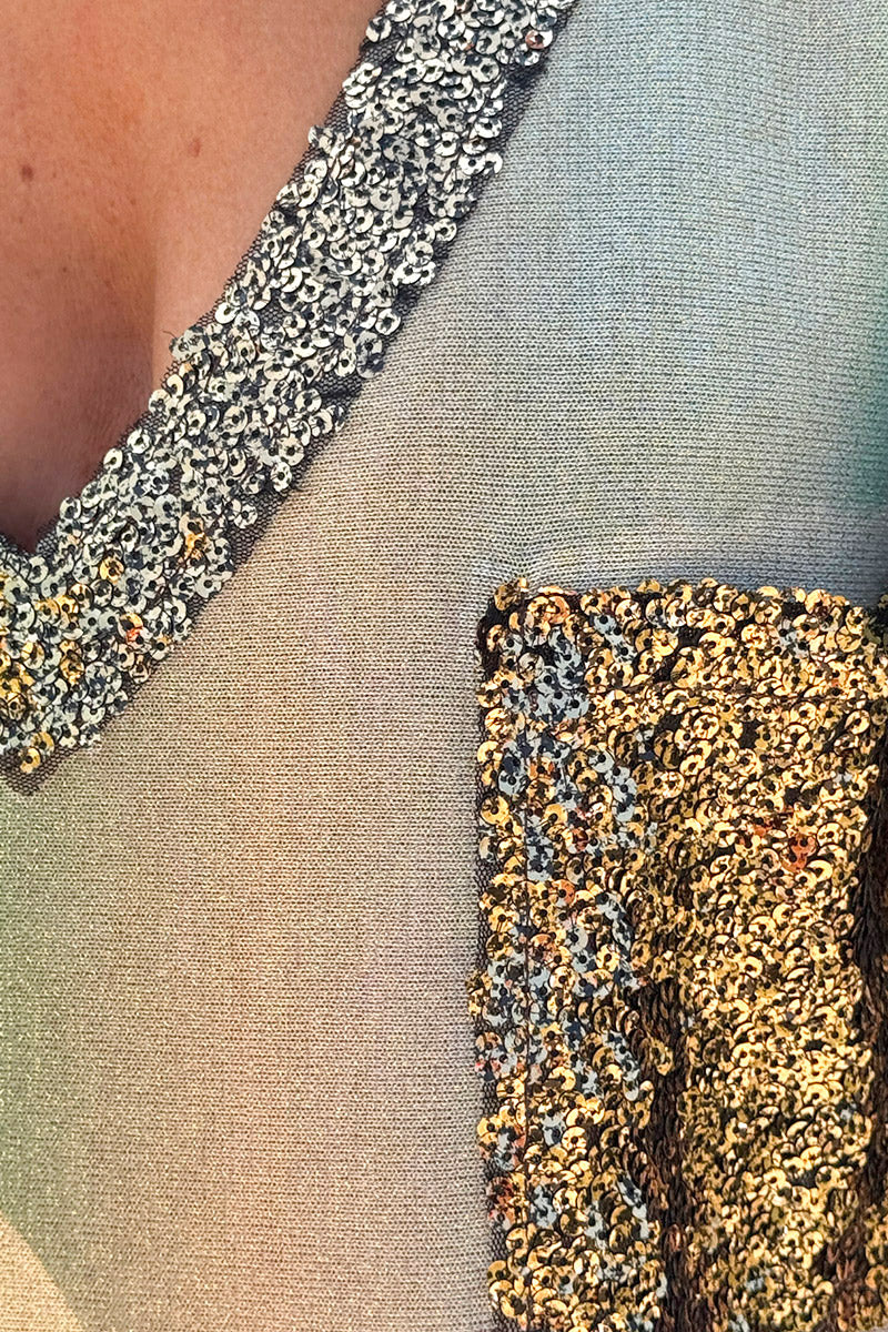 Robe longue brillante motif soleil palmiers et rayures pastel poche et col sequins