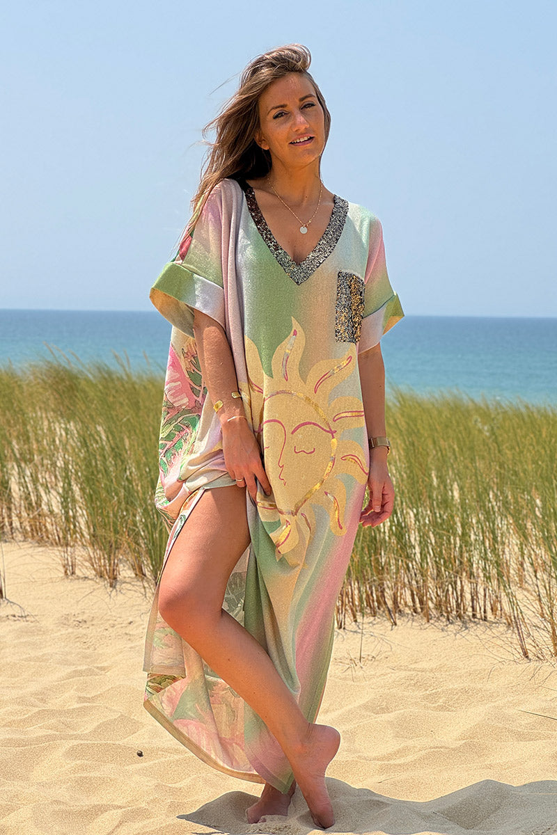 Robe longue brillante motif soleil palmiers et rayures pastel poche et col sequins