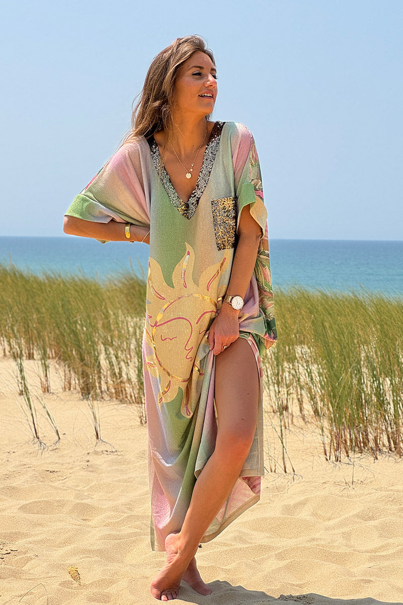 Robe longue brillante motif soleil palmiers et rayures pastel poche et col sequins