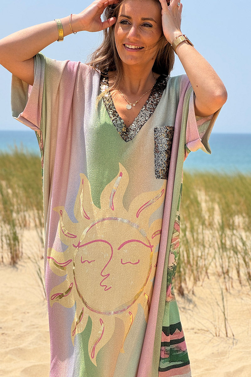 Robe longue brillante motif soleil palmiers et rayures pastel poche et col sequins