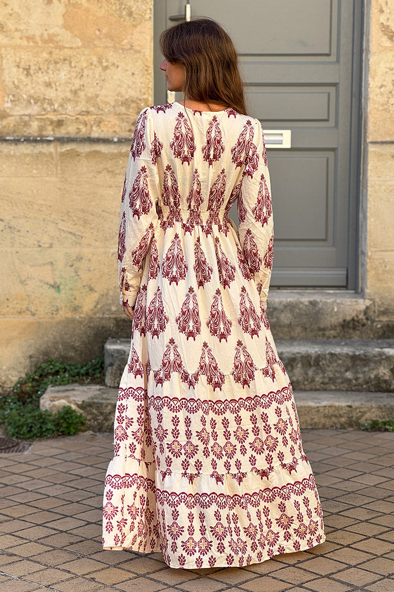 Robe longue écrue fluide à motifs cachemire aubergine