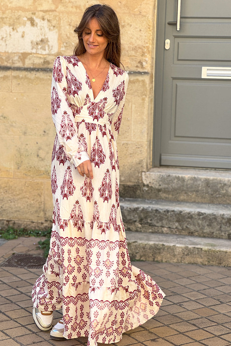 Robe longue écrue fluide à motifs cachemire aubergine