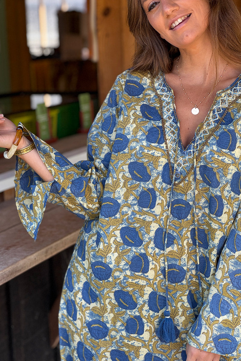 Vestido largo de algodón con estampado de flores azules, fondo tie-dye, cuello de perlas y pompones