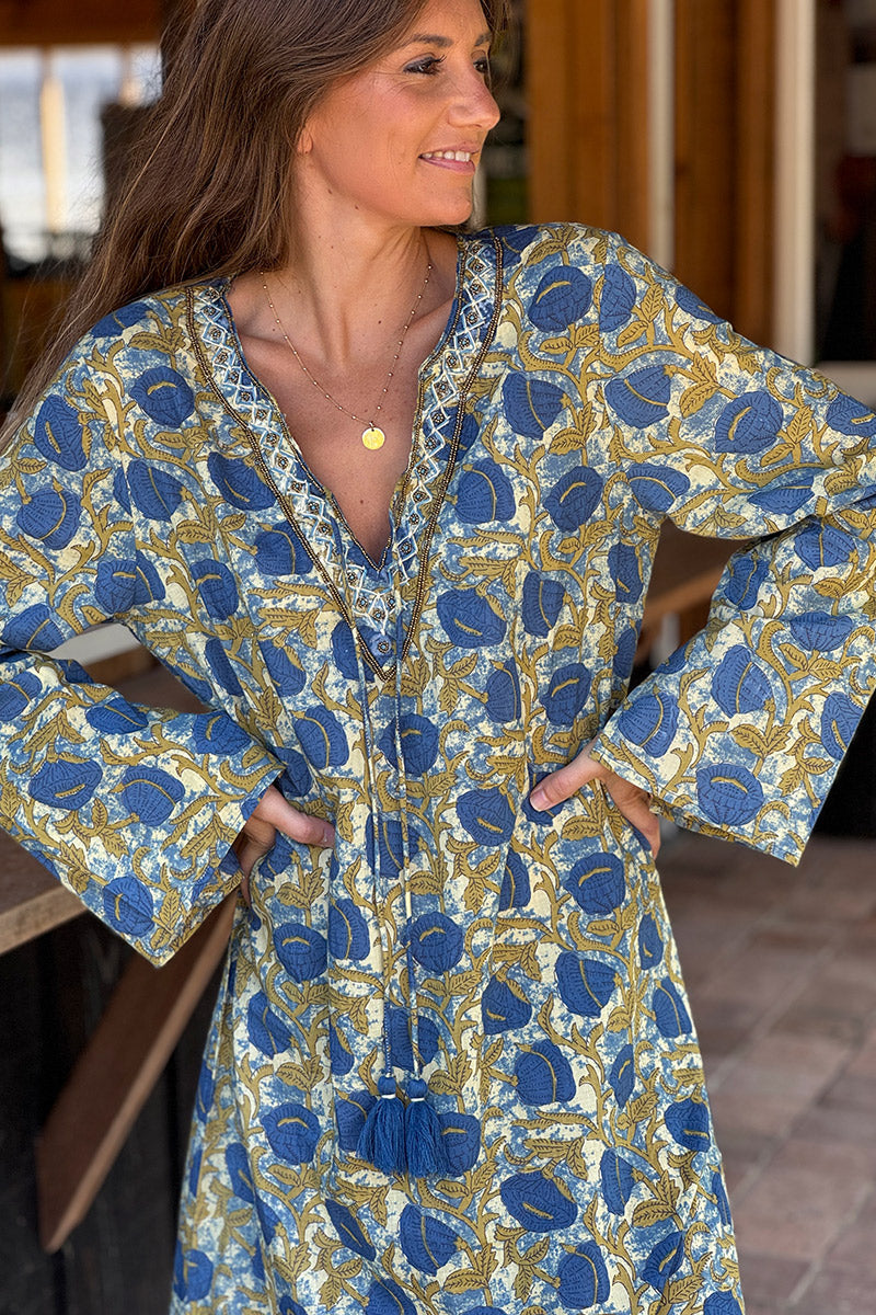 Vestido largo de algodón con estampado de flores azules, fondo tie-dye, cuello de perlas y pompones