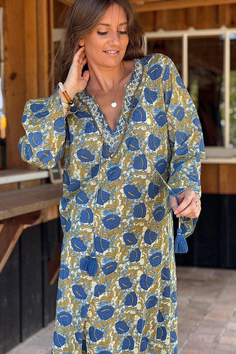 Vestido largo de algodón con estampado de flores azules, fondo tie-dye, cuello de perlas y pompones