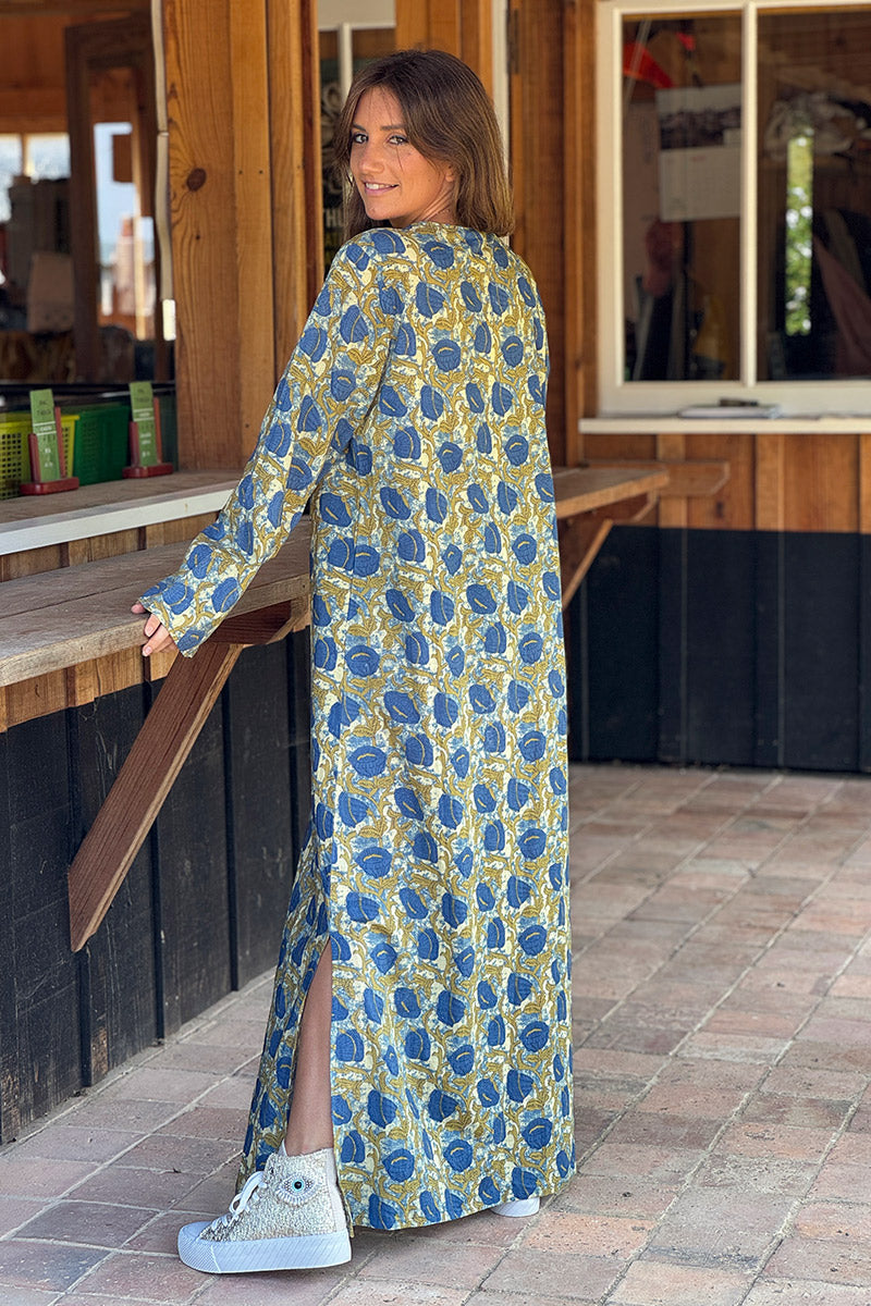 Vestido largo de algodón con estampado de flores azules, fondo tie-dye, cuello de perlas y pompones