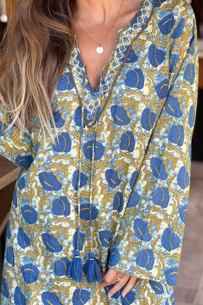 Vestido largo de algodón con estampado de flores azules, fondo tie-dye, cuello de perlas y pompones