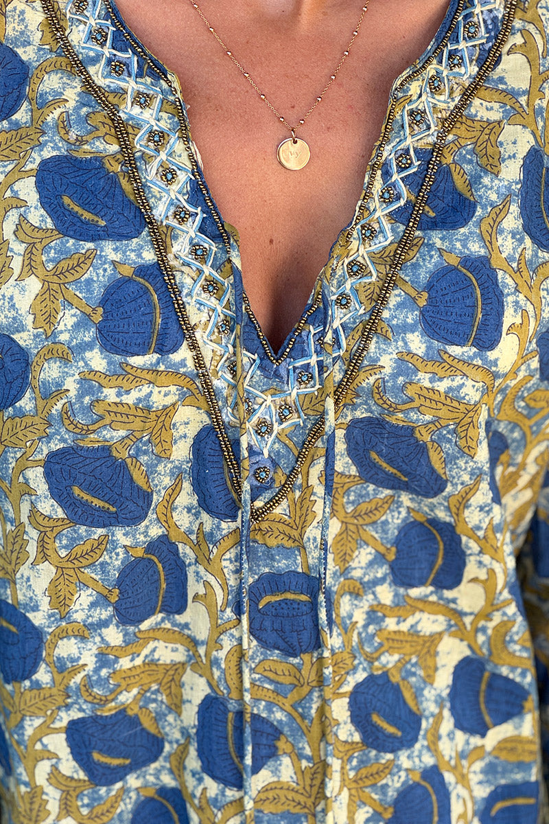 Vestido largo de algodón con estampado de flores azules, fondo tie-dye, cuello de perlas y pompones