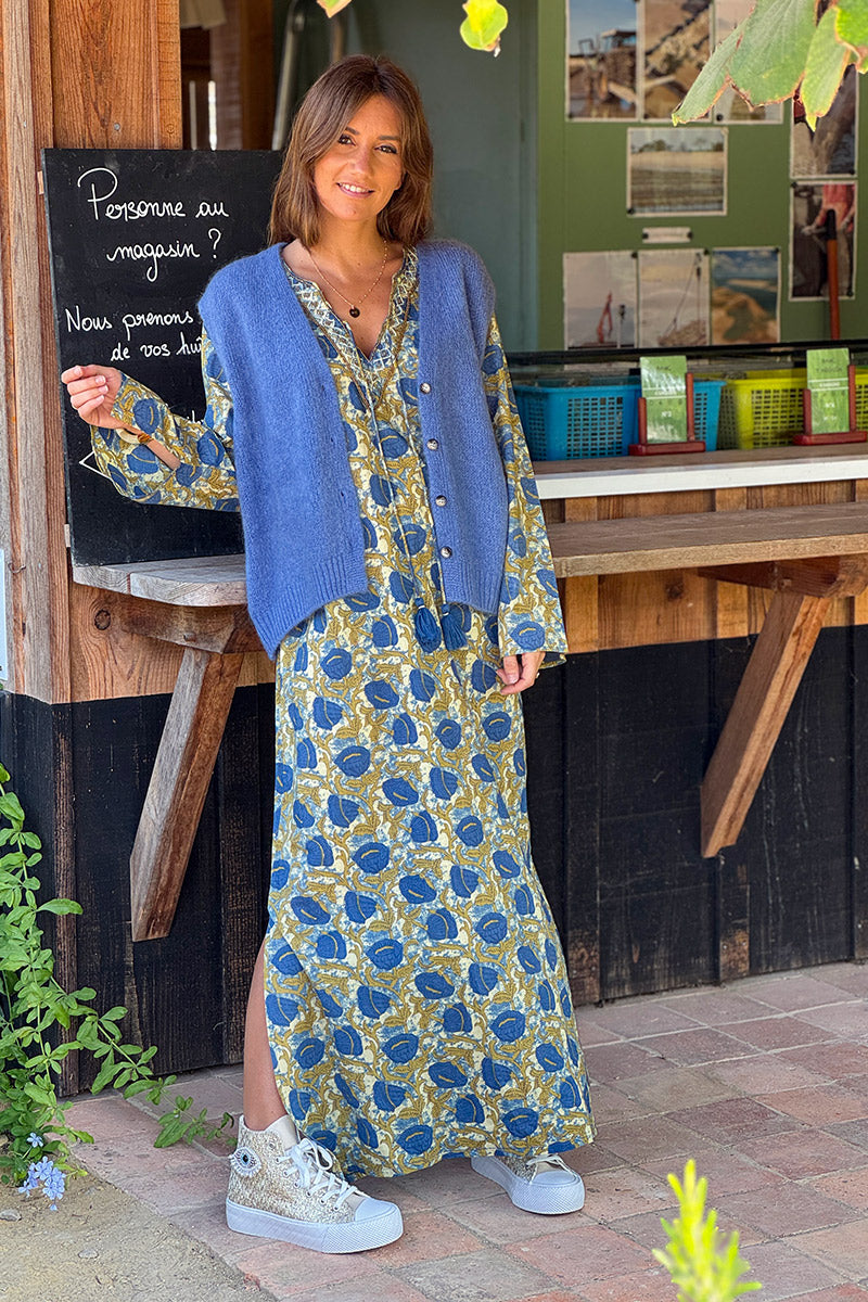 Vestido largo de algodón con estampado de flores azules, fondo tie-dye, cuello de perlas y pompones