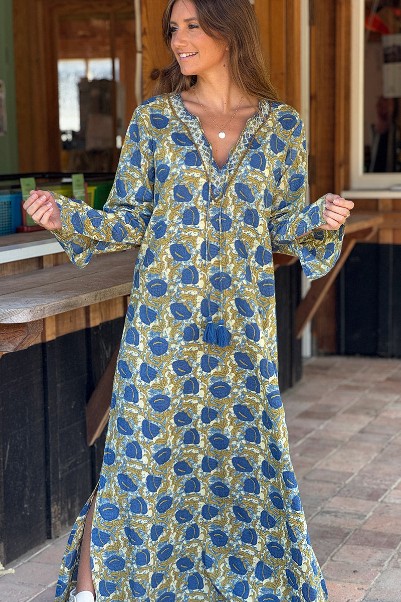 Vestido largo de algodón con estampado de flores azules, fondo tie-dye, cuello de perlas y pompones