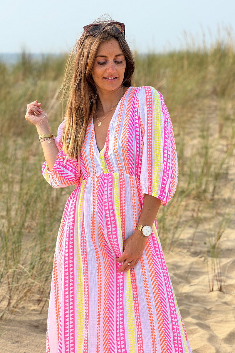 Robe longue en gaze de coton imprimé ethnique orange rose et jaune col V