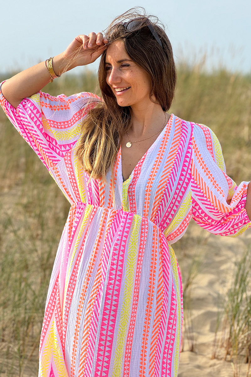 Robe longue en gaze de coton imprimé ethnique orange rose et jaune col V
