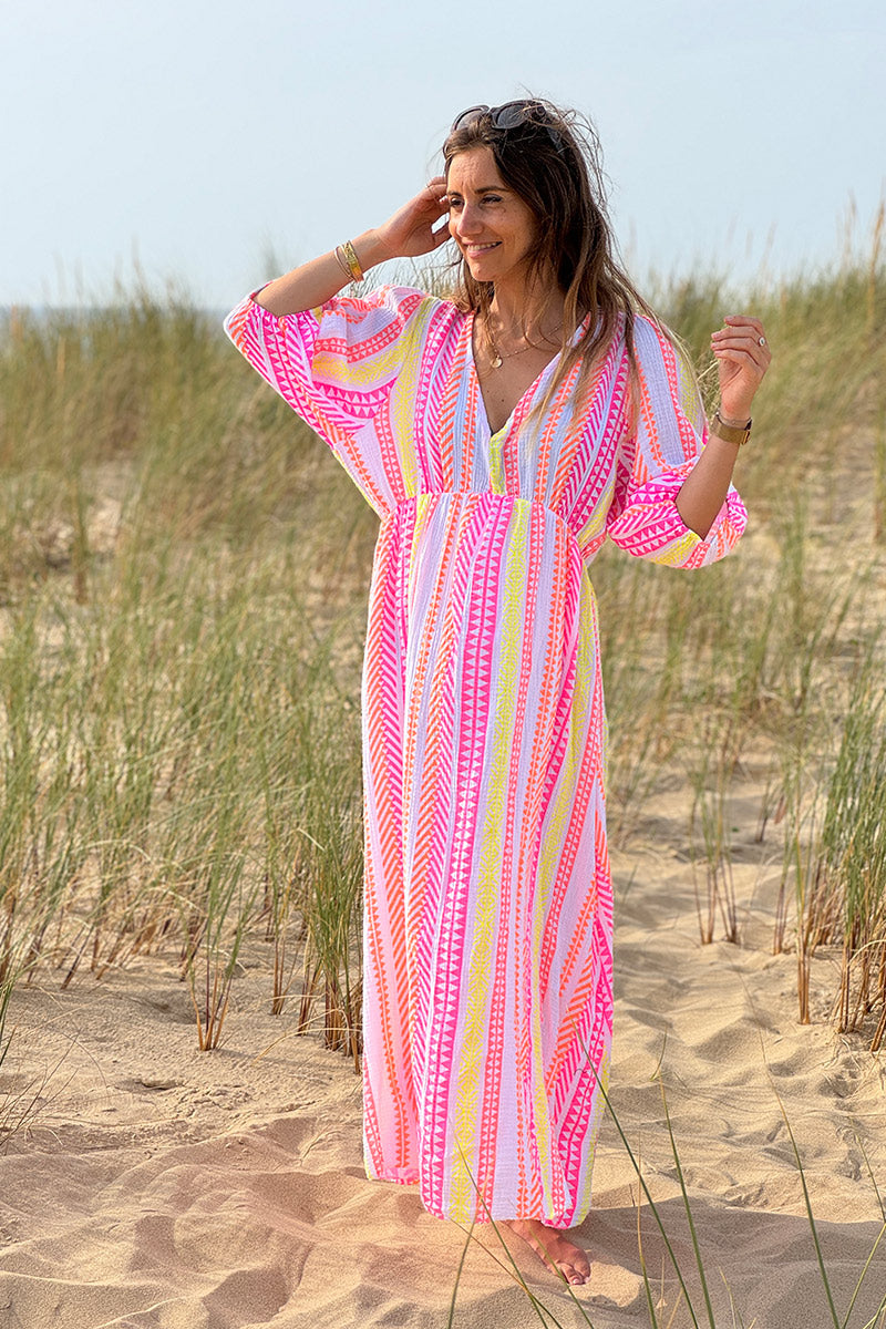 Robe longue en gaze de coton imprimé ethnique orange rose et jaune col V