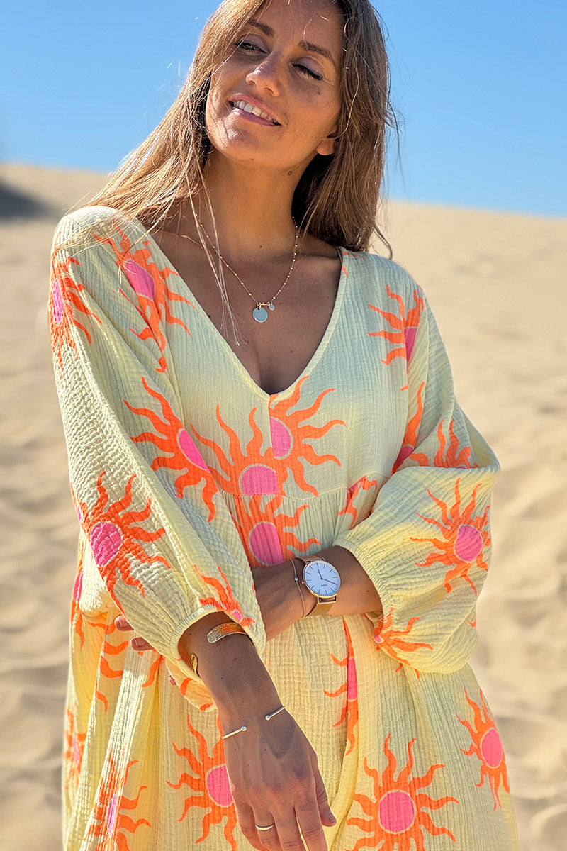 Robe longue en gaze de coton jaune motifs soleils orangés