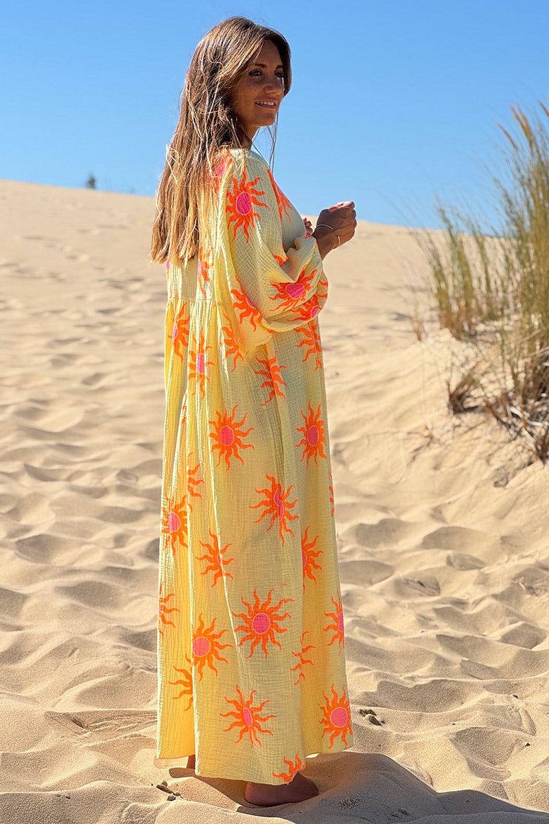 Robe longue en gaze de coton jaune motifs soleils orangés