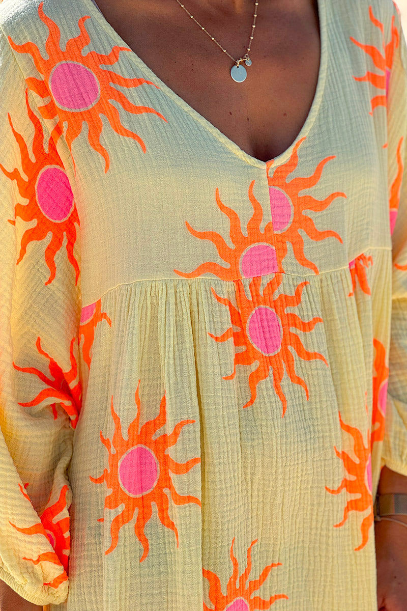 Robe longue en gaze de coton jaune motifs soleils orangés