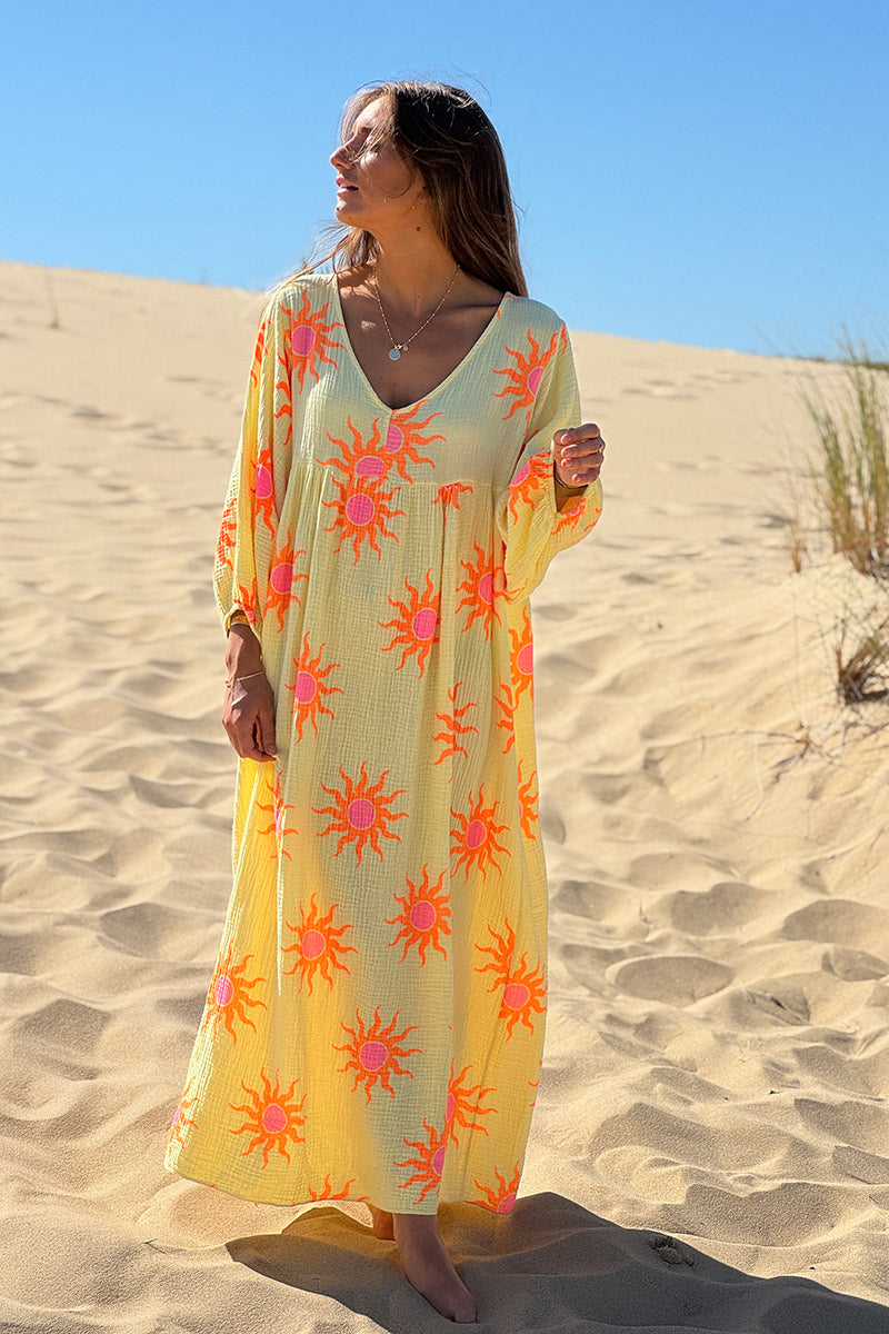 Robe longue en gaze de coton jaune motifs soleils orangés
