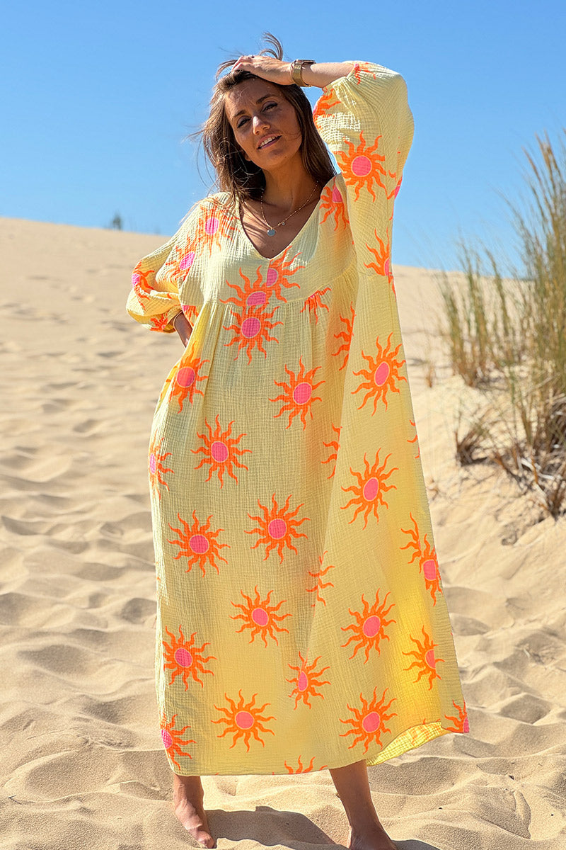 Robe longue en gaze de coton jaune motifs soleils orangés