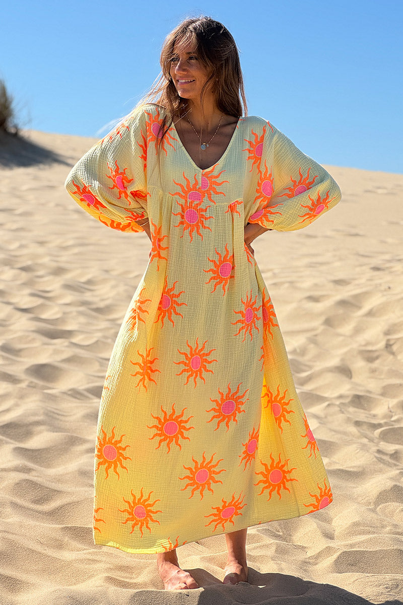 Robe longue en gaze de coton jaune motifs soleils orangés