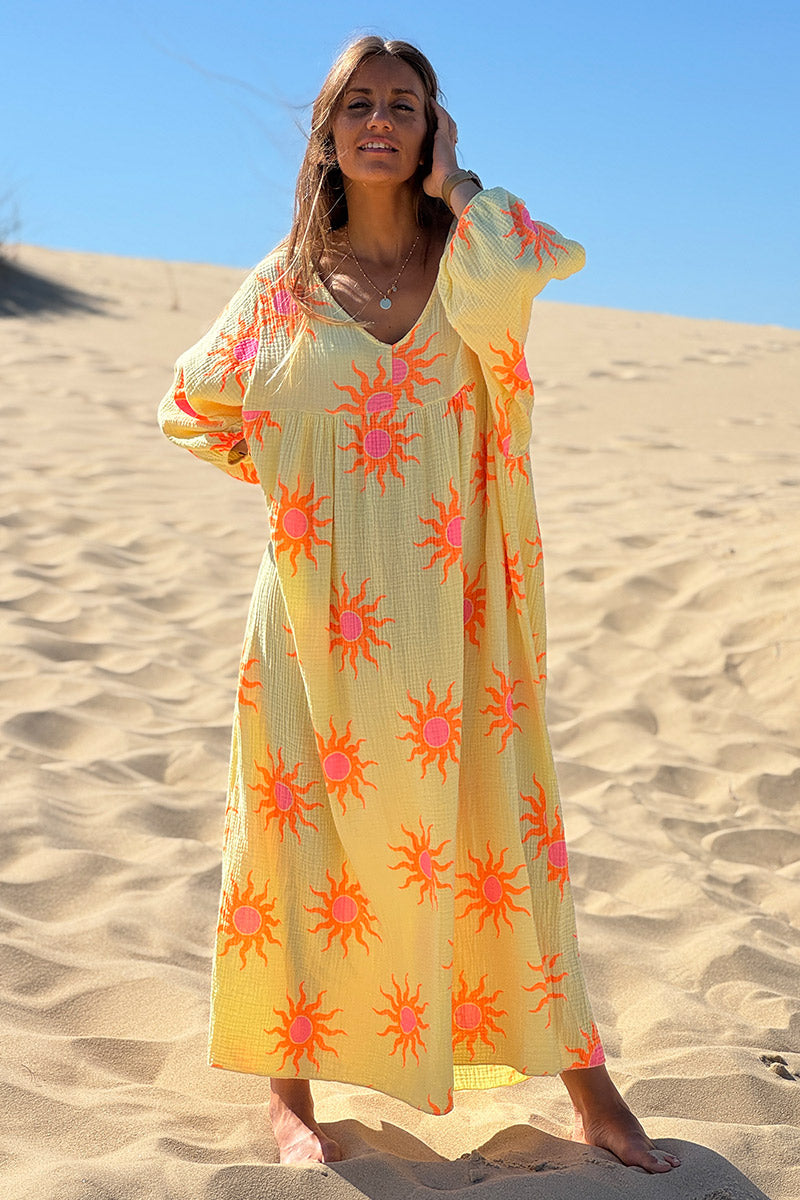 Robe longue en gaze de coton jaune motifs soleils orangés
