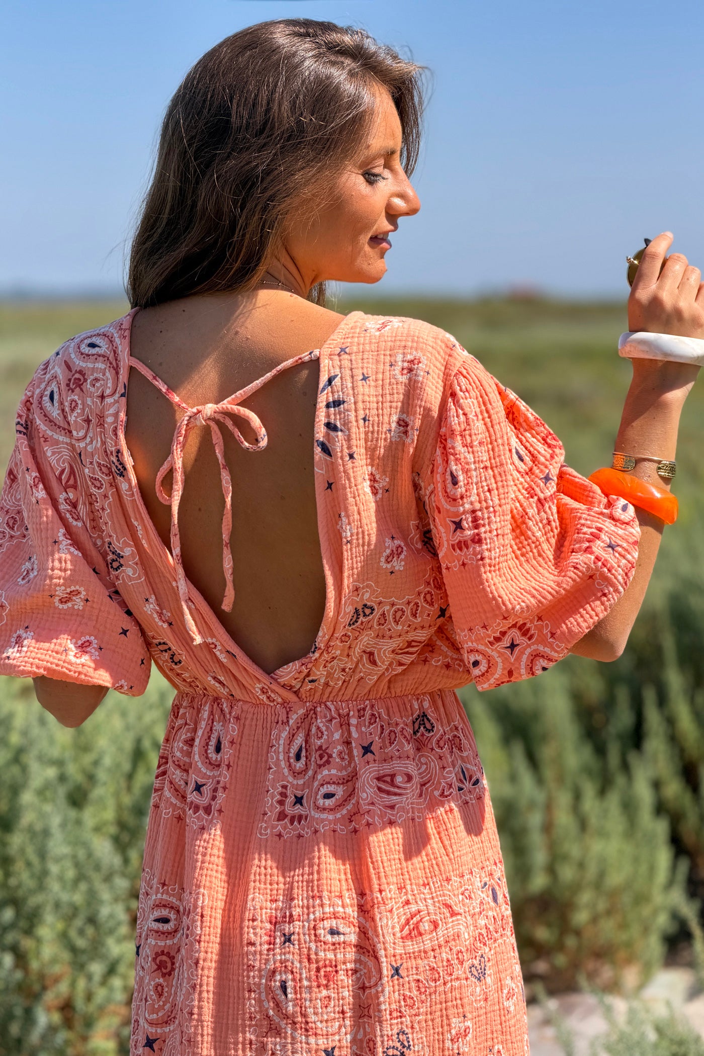 Robe longue en gaze de coton orange imprimé bandana dos nu noeud