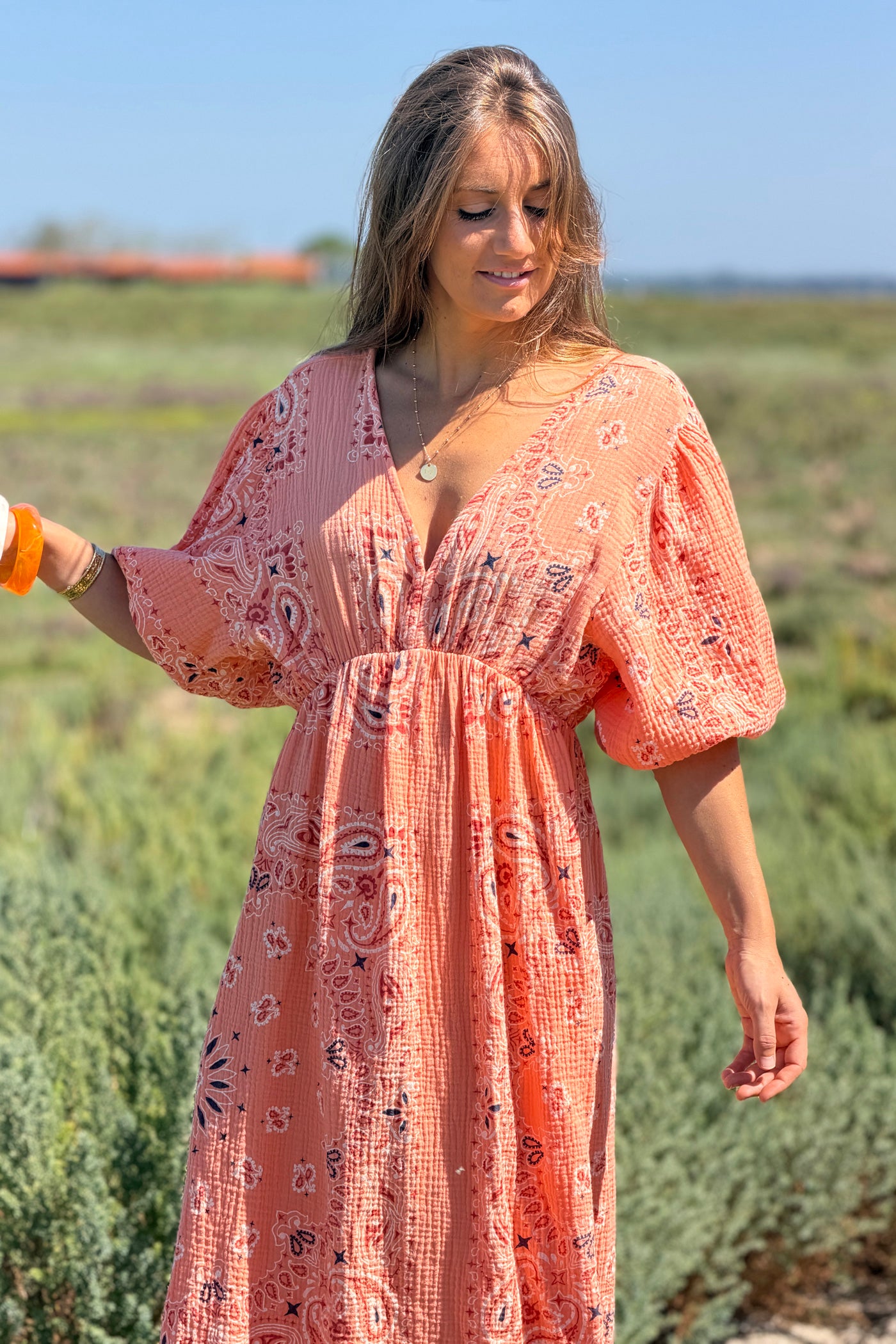 Robe longue en gaze de coton orange imprimé bandana dos nu noeud